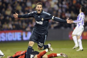 开云体育官网-欧冠半决赛之夜，本泽马末节接管比赛，铸就王者的加冕礼