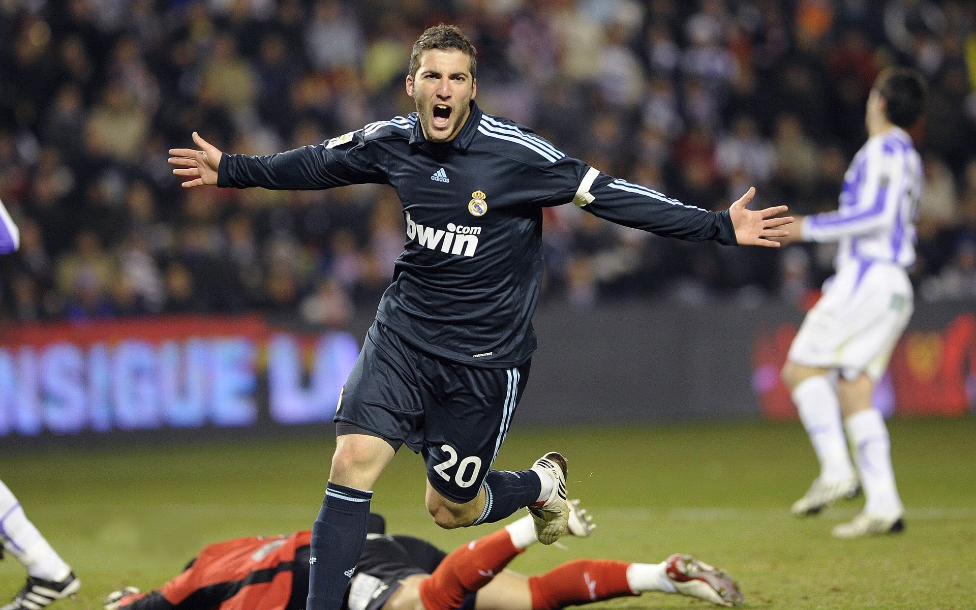 欧冠半决赛之夜，本泽马末节接管比赛，铸就王者的加冕礼